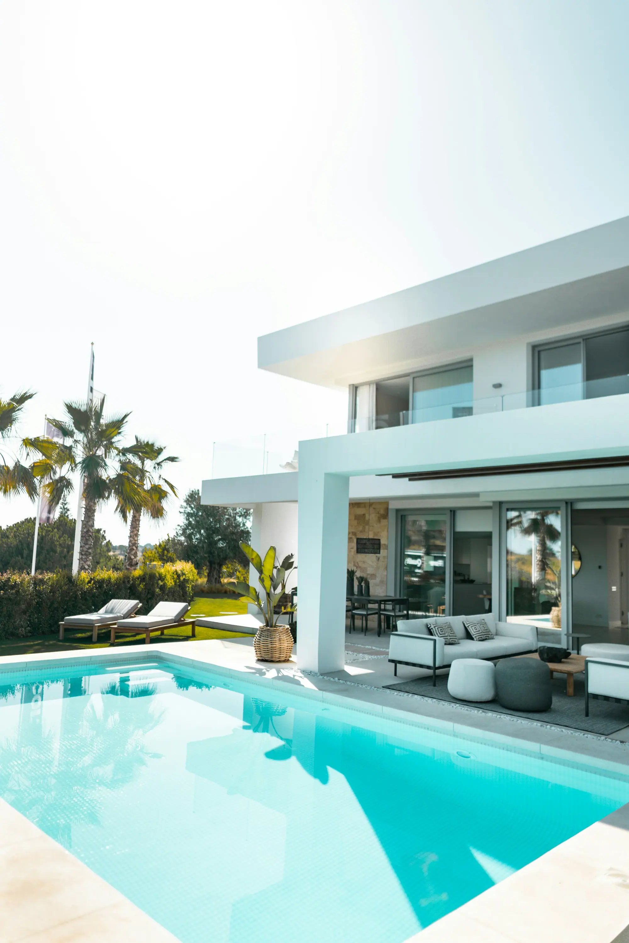 Moderne vakantievilla met privézwembad en palmbomen